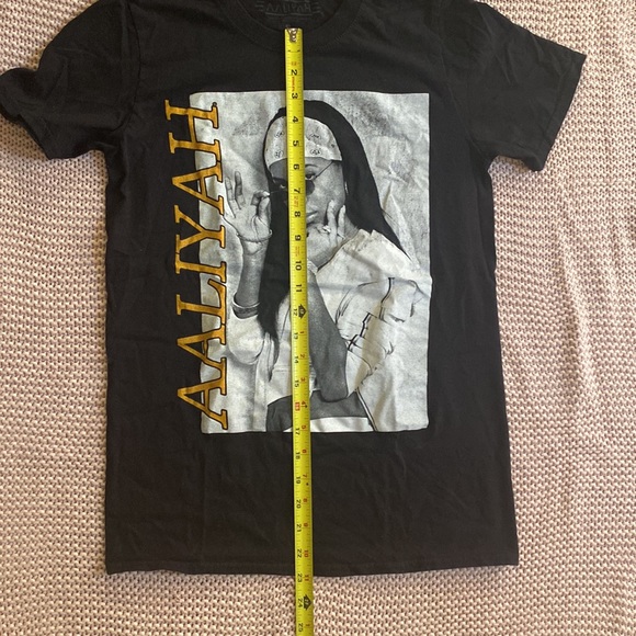 Aaliyah Graphic Tee - Picture 5 of 5